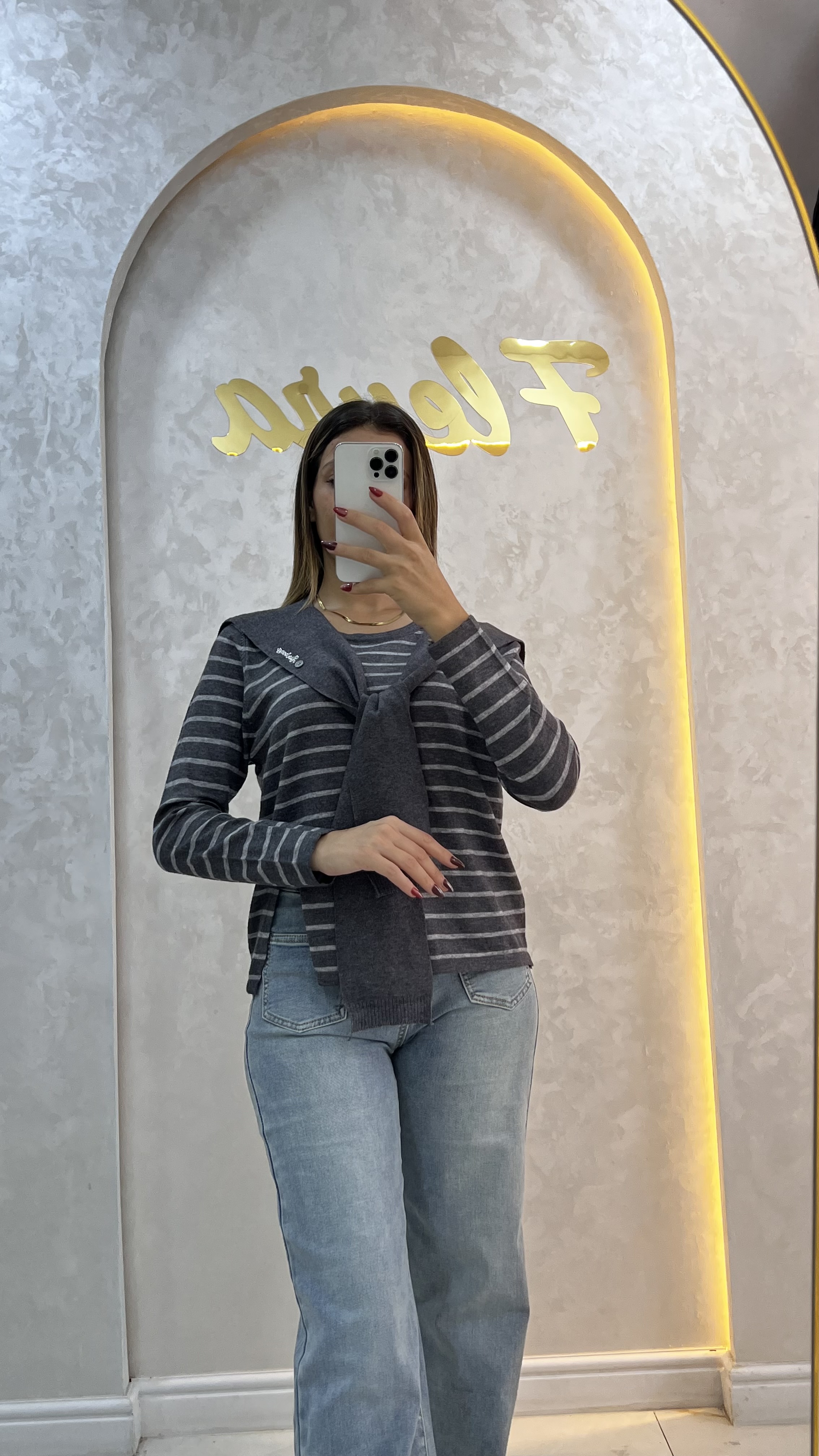 Pull Rayé  avec Écharpe Intégrée ✨